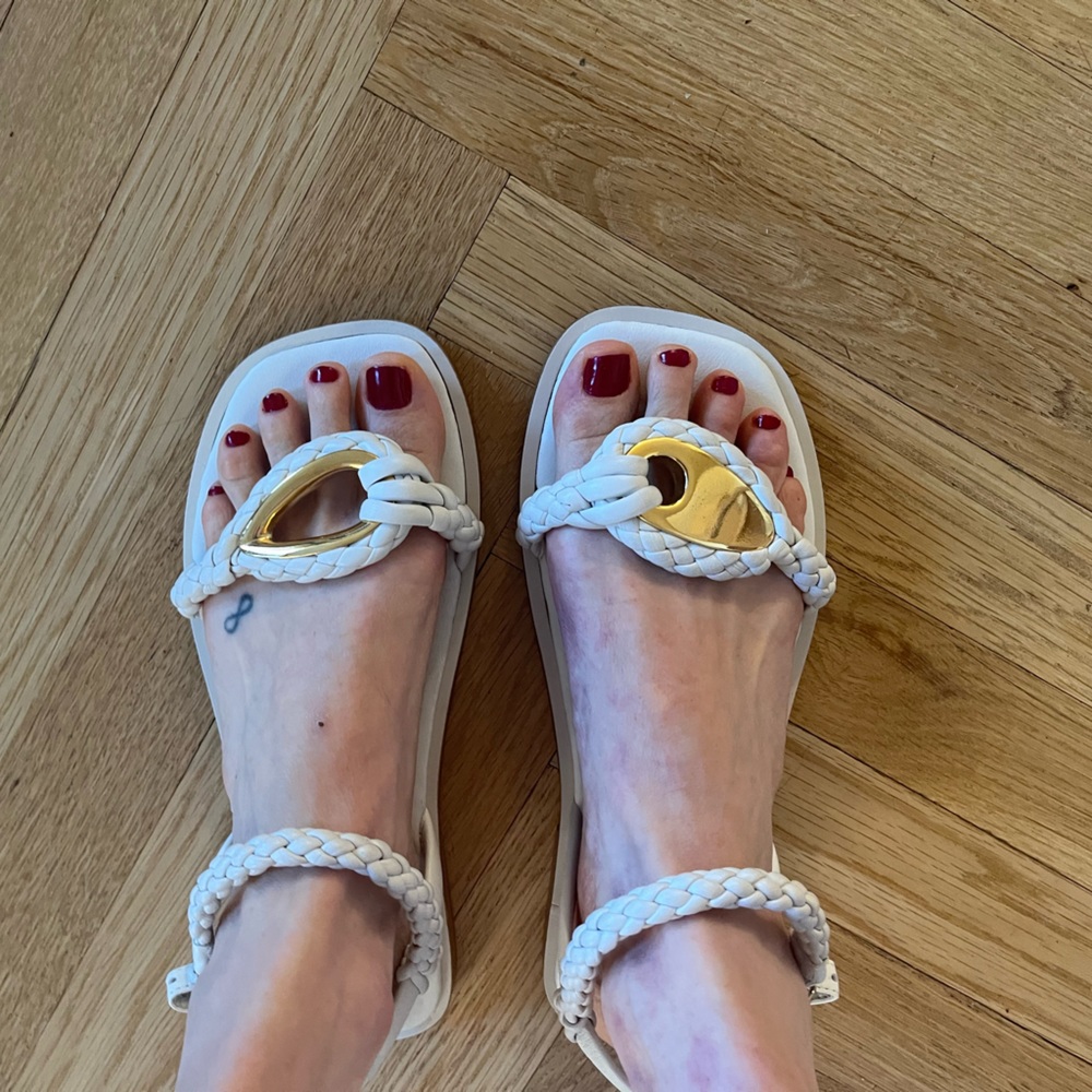 Brand new Cris Barros white and gold flat sandal US 8 Eu 39